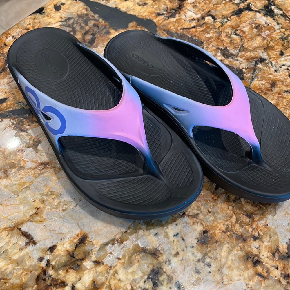 excellent condition OOFOS sandals EU38 or US8